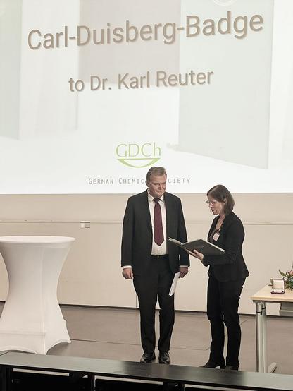 Stefanie Dehnen, President of the German Chemical Society, presents the Carl Duisberg Badge to Karl Reuter (rca-separations.com) at the Chemiedozententagung in Braunschweig, March 2025 · photo bei Peter Goelitz