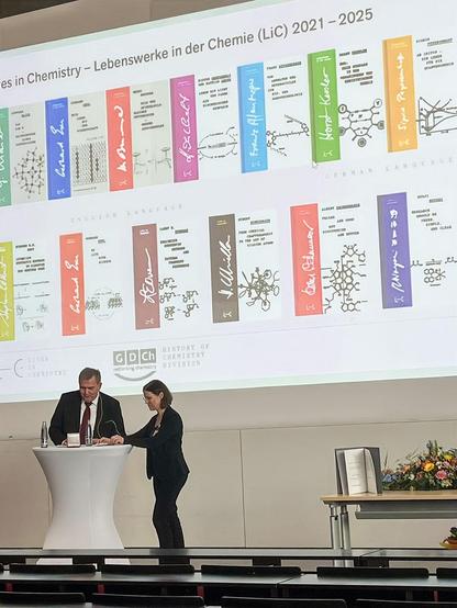 Stefanie Dehnen, President of the German Chemical Society, and Karl Reuter (rca-separations.com) at the presentation of the Carl Duisberg Badge at the Chemiedozententagung in Braunschweig, March 2025 · photo bei Peter Goelitz
