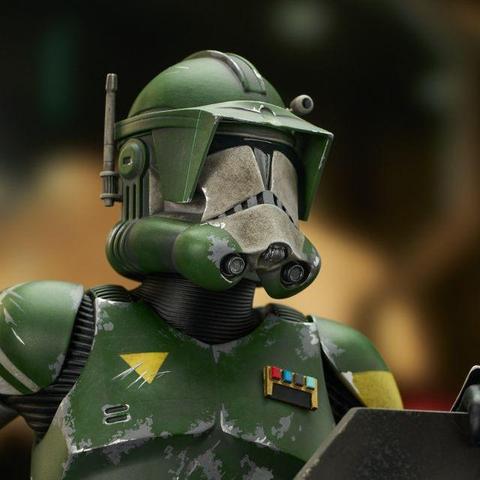 Photo du tronc du buste du Commander Doom issu de Clone Wars. Son armure est verte, son casque vert et blanc. Il possède un triangle jaune sur son côté droit et un badge coloré sur son côté gauche. Il tient un bouclier gris.