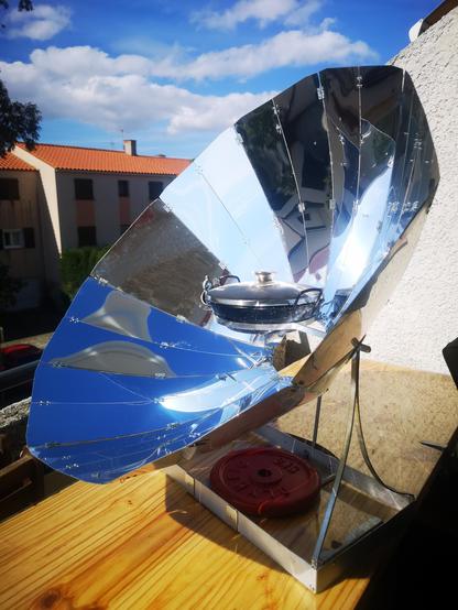 Le plat avec le couvercle en inox recouvert d'un enduit noir fait maison