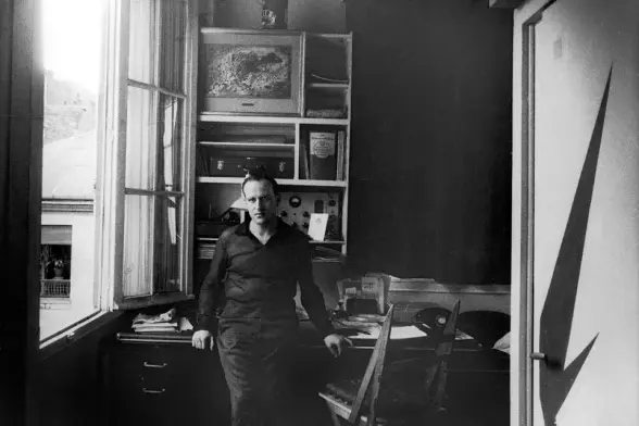 Le chanson "Le Déserteur" de Boris Vian est une chanson pacifiste et anti-guerre, écrite en 1954. Elle raconte l'histoire d'un soldat qui déserte l'armée et refuse de partir à la guerre, se révoltant contre la violence et la mort qu'elle engendre. Ce texte engagé et poignant s'inscrit dans un contexte de guerre d'Indochine, et plus largement, il est une critique de la guerre en général.