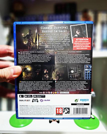 Vista trasera de la caja del juego, con capturas de pantalla que reflejan su ambientación oscura y su jugabilidad de survival horror clásico. Se leen frases promocionales destacando la exploración, los puzles y el terror psicológico.