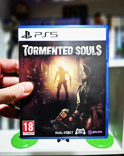Carátula de Tormented Souls para PS5. Se muestra a Caroline Walker, la protagonista, en un entorno oscuro y siniestro con una expresión de tensión. El título del juego aparece con una fuente terrorífica en tonos dorados.
