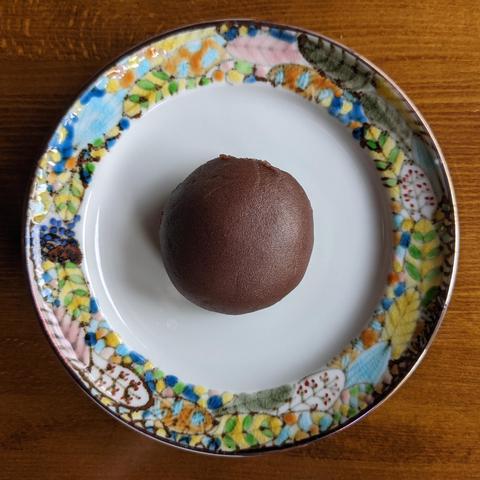 A smooth round botamochi.