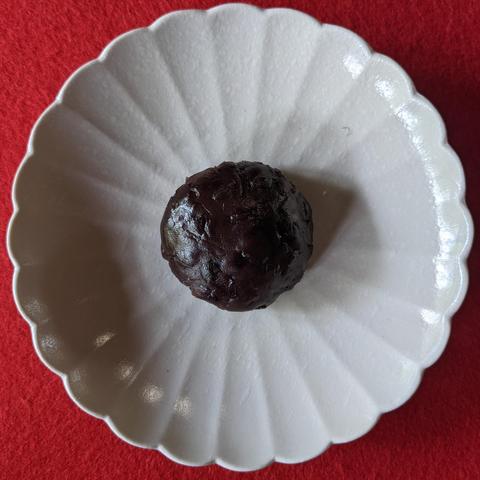 Nowadays ohagi and botamochi can be eaten throughout the year, and less distinction is put on them being a spring or autumn sweet.