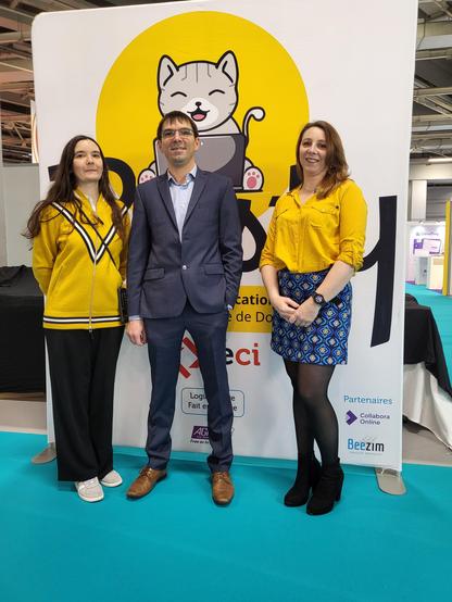 L'équipe de Jeci devant leur stand. 