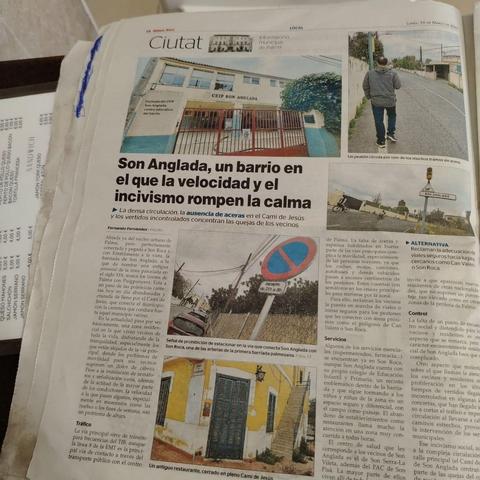 Foto d'uns pàgina del diari Última Hora dedicada a Son Anglada amb el títol: "Son Anglada, un barrio en el que la velocidad y el incivismo rompen la calma".