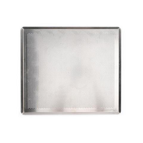 Foto af den perforerede bageplade oppefra – pladen måler 40 x 35 cm og passer dermed ind i en standardovn.