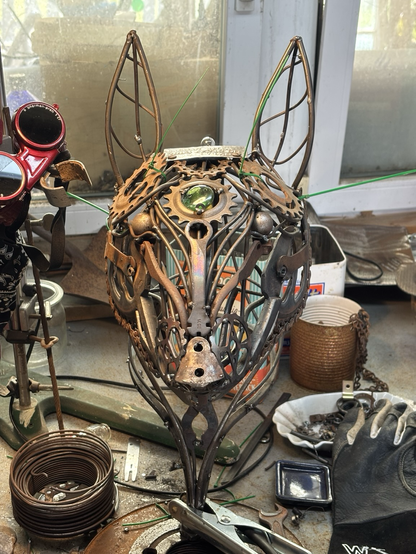 Skulptur aus rostigem Werkzeug, welche einen Bullterrier darstellt.