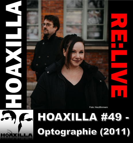 Foto von Alexa und Alexander vor einer roten Ziegelwand. Links und rechts am Bildrand steht der Text: "HOAXLLA RE:LIVE" Unten links befindet sich das HOAXILLA Logo und daneben der Text HOAXILLA #38 - Mazi-Flugscheiben aus Neu-Schwabenland (2011)
Oben rechts in der Ecke ist das gelb leuchtende Wort Spezial über das Foto gelegt.
HOAXILLA Logo:
Zwei stilisierte Gesichter in Schwarz-Weiß. Beide Gesichter tragen Sonnenbrillen, und der untere Teil der Gesichter ist abgeschnitten. Links befindet sich ein leicht nach rechts blickendes Gesicht (Alexander), rechts ein leicht nach rechts blickendes Gesicht (Alexa). Darunter steht der Schriftzug „HOAXILLA“ in einer serifenlosen Schrift.
