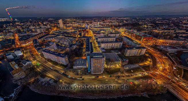 Dieses Bild zeigt die Innenstadt von Chemnitz am Abend aus der Luft. Dies ist eine Drohnenaufnahme aus ca. 100m