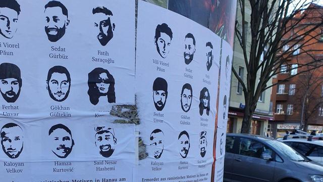 Plakate im Andenken an die Opfer des rechtsterroristischen Attentats von Hanau im öffentlichen Raum in Berlin, März 2020. (Quelle: KA)