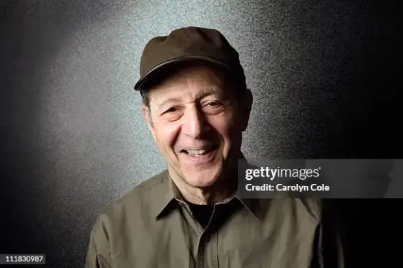Steve Reich est l'un des principaux représentants du minimalisme ... pour cette pièce, le compositeur alterne bruitages évoquant les trains (sirènes, crissements), modifications de cordes et enregistrements de témoignages familiaux et historiques des témoins de cette époque ... la composition utilise en partie le concept de répétition, marque des œuvres de Steve Reich ... un des principes de base de la composition est l'imitation par le quatuor de la mélodie du discours des personnes interviewées ... Reich transpose la musique des voix enregistrées en notation musicale qu'il donne à jouer au quatuor à cordes en quatre partitions différentes ... le montage est alors effectué grâce à des samplers sur les enregistrements pour donner l'œuvre finie ... 