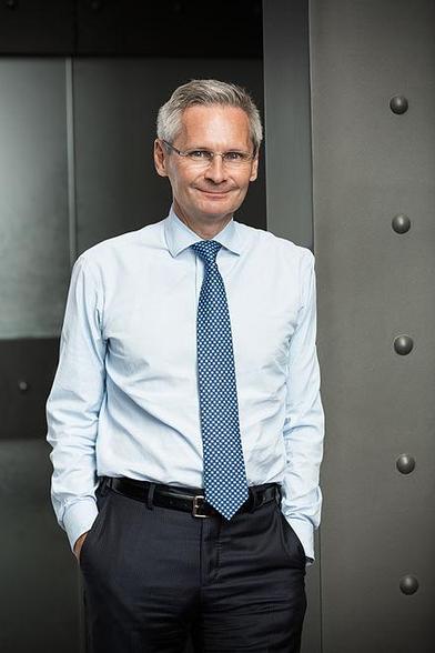 Thierry le Hénaff cravate bleue air satisfait