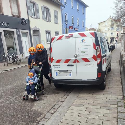 Une camionnette de la société Bouygues Telecom stationnée sur le trottoir, route de Mittelhausbergen. Deux adultes et un bébé en poussette sont obligés de marcher sur la chaussée pour passer la voiture.