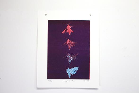Une gravure sur lino imprimée sur papier représentant le mouvement décomposé d'un papillon de nuit en vol.
