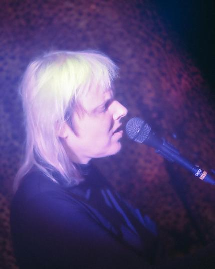 Hilke singing in a microphone