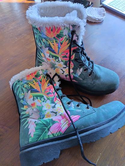 Winterboots met een wit bontje, groene schoen met kleurrijke bloemen op de zijkant. 