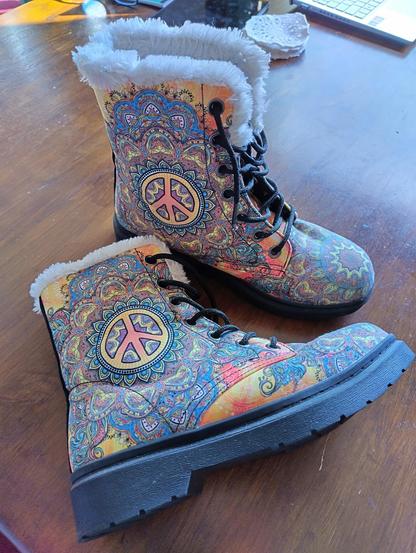 Winterboots met wit bontje, hoofdkleur geel met het vredesteken en andere kleurrijke mandala-achtige afbeeldingen. 