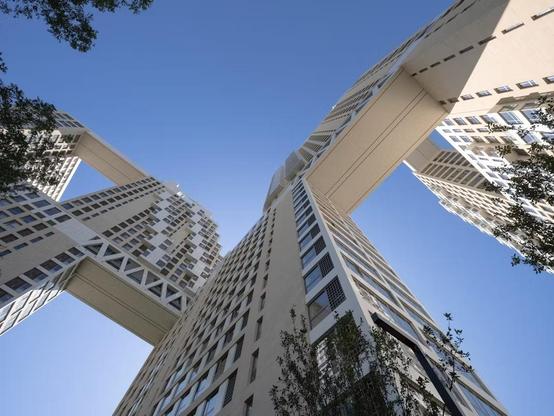 Habitat Qinhuangdao, a community housing complex, China
A pyramid-shaped profile gives access to the roof garden and sunny terraces with sea views for most of the flats.