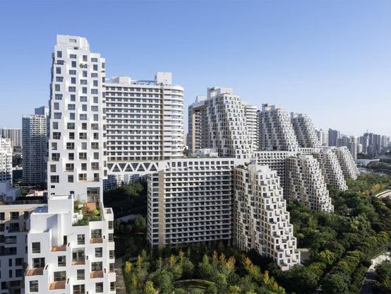 Habitat Qinhuangdao, a community housing complex, China
A pyramid-shaped profile gives access to the roof garden and sunny terraces with sea views for most of the flats.