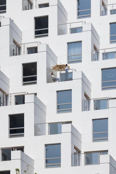 Habitat Qinhuangdao, a community housing complex, China
A pyramid-shaped profile gives access to the roof garden and sunny terraces with sea views for most of the flats.