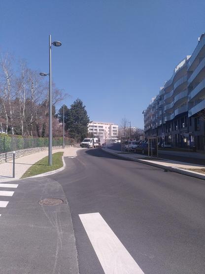 Rue des Hautains en plein chantier :  circulation alternée par feux, découpage du goudron posé en fin d'année dernière