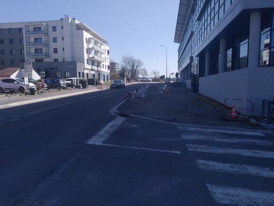 Trottoir rue de Genève direction Suisse en chantier sans déviation pour les piétons.
Le trottoir en face est également impraticable