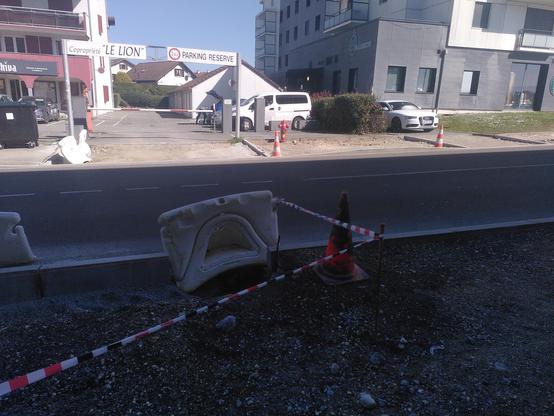 Détail du chantier, on voit bien le chantier sur le trottoir en face
