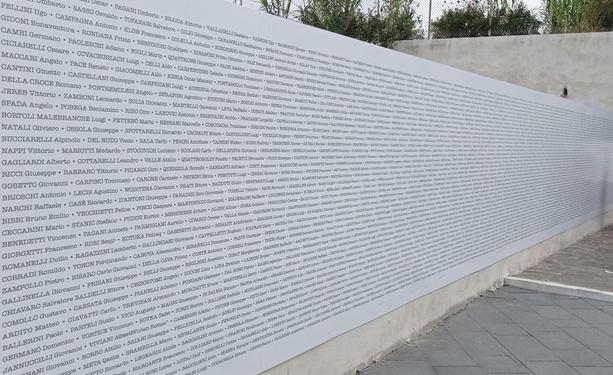 Nella foto, il Memoriale dei Confinati Politici promosso da ANPPIA e inaugurato a Ventotene nel settembre 2023: una parete di 14 metri con i nomi di 2330 confinati, tra cui Pertini, Spinelli, Terracini e Di Vittorio.