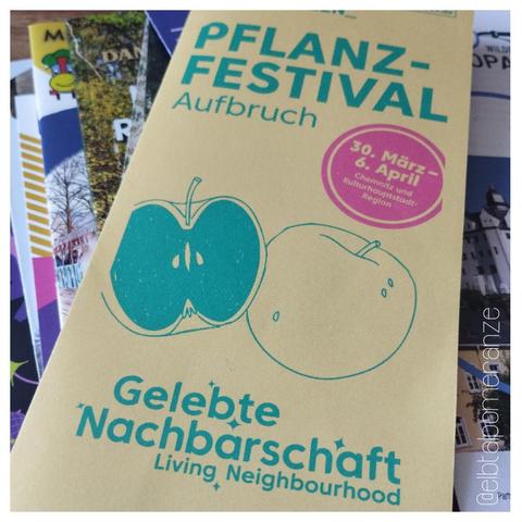 Gelber Flyer mit grüner Schrift: PFLANZFESTIVAL
Aufbruch
Gelebte Nachbarschaft
Living Neighbourhood
Weiterhin pinkfarbener Button mit:
30. März - 6. April
Chemnitz und Kulturhauptstadt-Region
Außerdem Grafik eines ganzen sowie eines aufgeschnittenen Apfels.