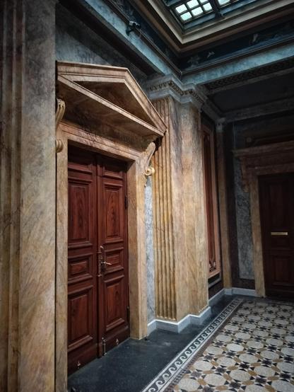 Another photo of the hallway 