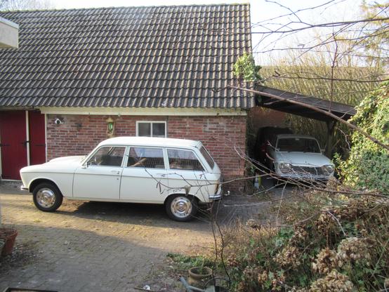 Peugeot 204 Break and Peugeot 204 with an old barn