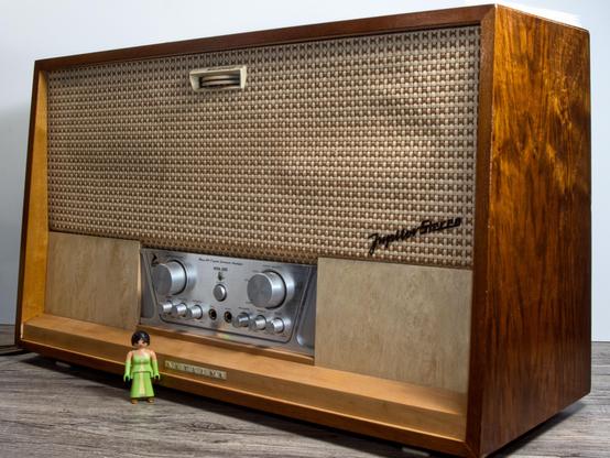 Philips Jupiter Sterreo Radio Upcycling mit einem aussortierten Karaoke Verstärker.