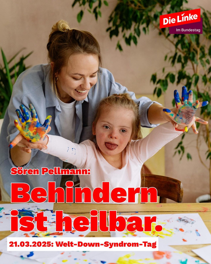 Ein Kind malt mit Fingerfarben, im Hintergrund hilft ihm eine Frau dabei