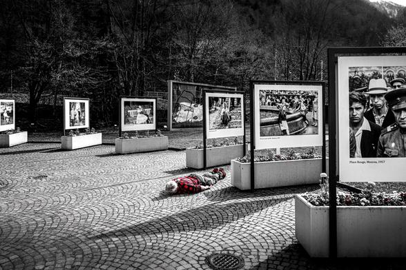 Schwarzweissfotografie mit Selektivfarbe Rot eines Plankings in einer Outdoor-Fotoausstellung