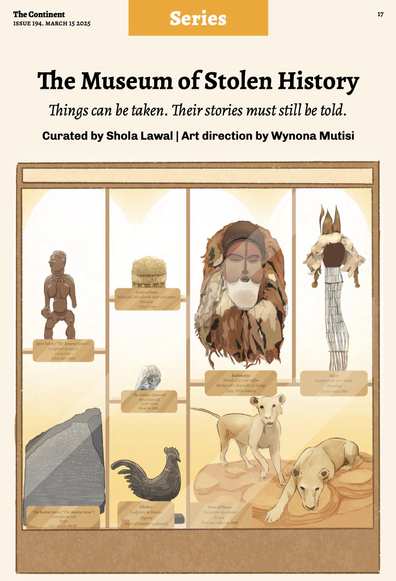 An updated version of the series' cover drawing showing a museum shelf with meanwhile seven objects: the wooden figure from episode 1 on the top left slot, episode 2's golden crown top centre, the Rosetta Stone from episode 3 in the lower left, right next to it the Okukor rooster from episode 5, episode 6's Cullinan Diamond above and episode 4's two taxidermied lions again to the right it, finally above them the Kakuungu mask from episode 7, and to its right this episodes ekori headgear.