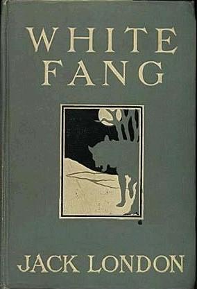 Croc-Blanc (1906) de Jack London raconte l’histoire d’un chien-loup, Croc-Blanc, né dans la nature sauvage du Yukon. Après avoir vécu dans la brutalité de la forêt et subi de mauvais traitements par des humains, il est capturé et forcé de participer à des combats de chiens. Finalement, il rencontre Weedon Scott, un homme bienveillant, qui gagne sa confiance. Grâce à lui, Croc-Blanc découvre l’amour et la loyauté, passant de la sauvagerie à une vie plus douce. Le roman explore la lutte pour la survie, la cruauté humaine et la rédemption possible à travers le lien entre l'homme et l'animal.