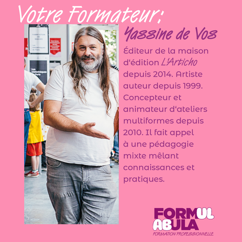Sur fond rose, portrait de Yassine Devos, éditeur chez l'Articho, il montre quelque chose à sa gauche qui se trouve hors champ, il a de long cheveux gris et souris. Le texte sur l'image dit :
Yassine de Vos
Éditeur de la maison d'édition LArticho depuis 2014. Artiste auteur depuis 1999.
Concepteur et animateur d'ateliers multiformes depuis
2010. Il fait appel à une pédagogie mixte mêlant connaissances et pratiques.