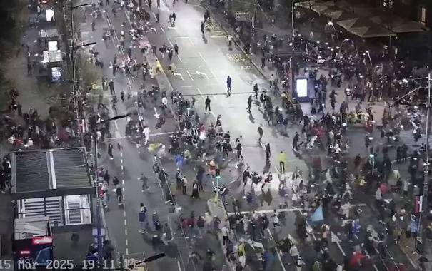 
Selon le ministère de l'intérieur serbe, 107 000 personnes sont rassemblées dans le centre de Belgrade ce samedi 15 mars pour dénoncer la corruption du régime Vucic. (Andrej Isakovic/AFP)