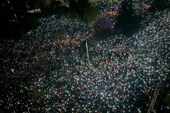 
Selon le ministère de l'intérieur serbe, 107 000 personnes sont rassemblées dans le centre de Belgrade ce samedi 15 mars pour dénoncer la corruption du régime Vucic. (Andrej Isakovic/AFP)