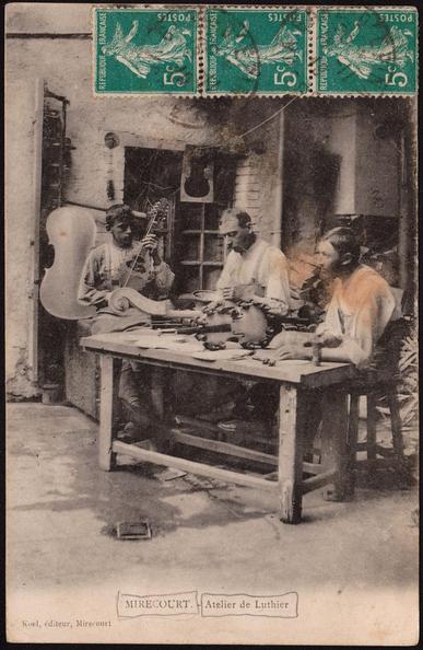 Carte postale de luthiers à Mirecourt. Atelier de lutherie.