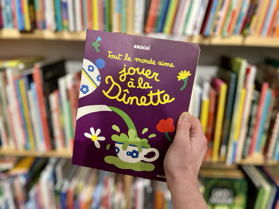 Couverture de l’album « Tout le monde aime jouer à la dînette » de Krocui aux éditions Sarbacane.