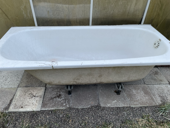 Alte Badewanne auf Bodenplatten