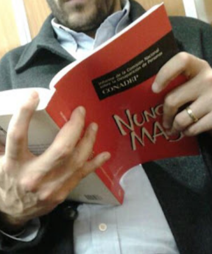 Escena lectora. Persona leyendo el Nunca Más.