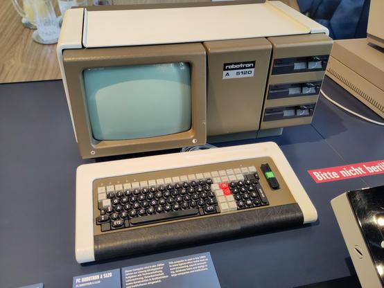 Foto eines Robotron A 5120-Computers inkl. Tastatur.