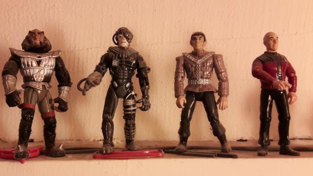 Gowron, ein Borg, ein Romulaner und Jean-Luc Picard als Action-Figuren.