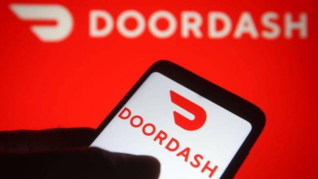 DoorDash partners with Klarna to offer payment plans, including credit options for purchases of $35+! 🍔💳 Grubhub also joins the trend, making it easier to enjoy your favorite meals now and pay later. 😋 #DoorDash #Klarna #PaymentPlans #FoodDelivery #Fintech #Grubhub #TechNews