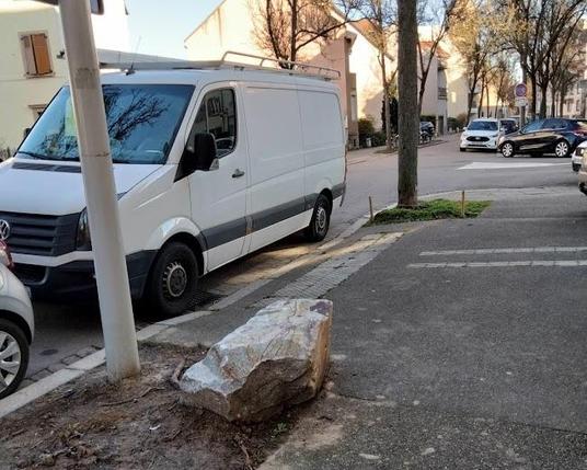 Une camionnette blanche restée stationnée plusieurs jours à contresens sur une traversée piétonne, rue Heidenberg