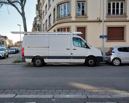 Une seconde vue depuis l’autre côté de la chaussée